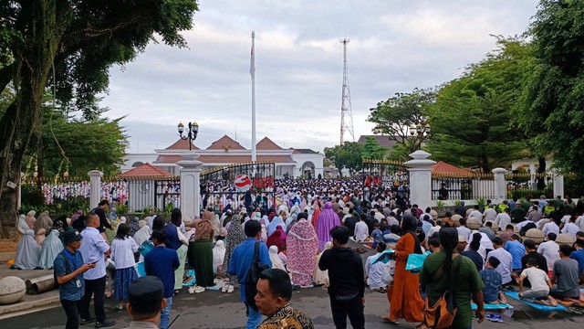 Masyarakat mengikuti Salat Idul Adha di Gedung Agung Yogyakarta. Presiden Jokowi juga mengikuti salat id di lokasi tersebut, Kamis (29/6).  Foto: Arfiansyah Panji Purnandaru/kumparan