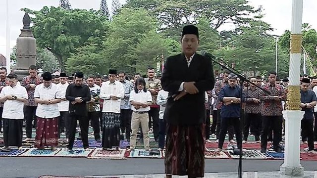 Jokowi Salat Idul Adha di Gedung Agung atau Istana Kepresidenan Yogyakarta, Kamis. Foto: Tangkapan Layar YouTube Sekretariat Presiden RI
