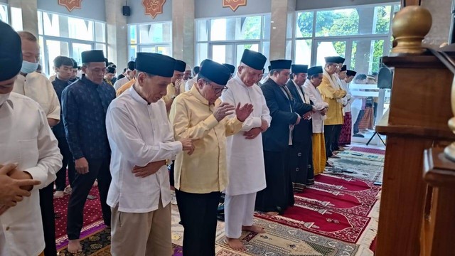 Salat Idul Adha 2023 di Masjid Ainul Hikmah yang berada di Kantor DPP Partai Golkar. Foto: Thomas Bosco/kumparan