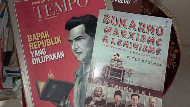 Ilustrasi majalah bertemakan Tan Malaka terbitan Tempo dan buku "Sukarno, Marxisme, & Leninisme" karya Peter Kasenda. (foto: dokumen pribadi)