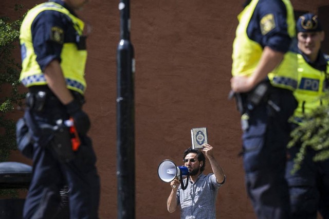 Pria swedia bakar Al-Quran. Foto: Jonathan NACKSTRAND / AFP