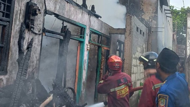 Kebakaran melanda pemukiman di kawasan Jakasampurna, Bekasi, Jawa Barat, Kamis (29/6).  Foto: Dok. Istimewa