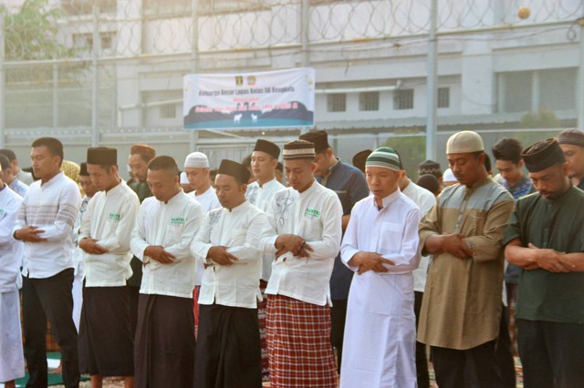 Petugas dan Warga Binaan Lapas Bengkulu tampak khusyuk melaksanakan sholat Idul Adha. Foto : Humas Lapas Bengkulu