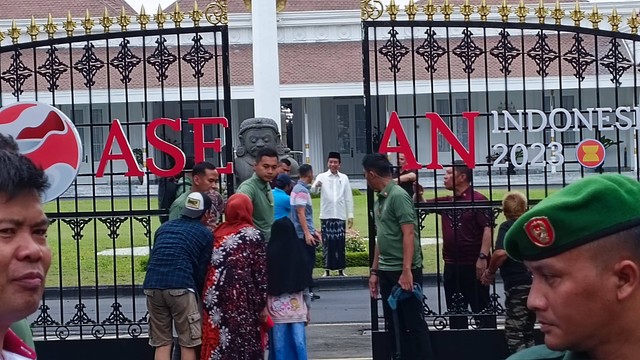Presiden Jokowi bersama 2 cucunya jalan-jalan di Gedung Agung, Yogyakarta. Jokowi pun menyapa warga sekitar, Kamis (29/6). 
 Foto: Arfiansyah Panji Purnandaru/kumparan