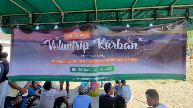 Silaturahmi Idul Adha dengan volunteer di Pulau Mesa Labuan Bajo. Foto: Dok. Dompet Dhuafa