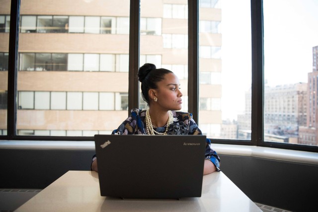 Foto wanita bad mood. Sumber foto: https://www.pexels.com/id-id/foto/wanita-duduk-di-depan-komputer-laptop-hitam-1181649/