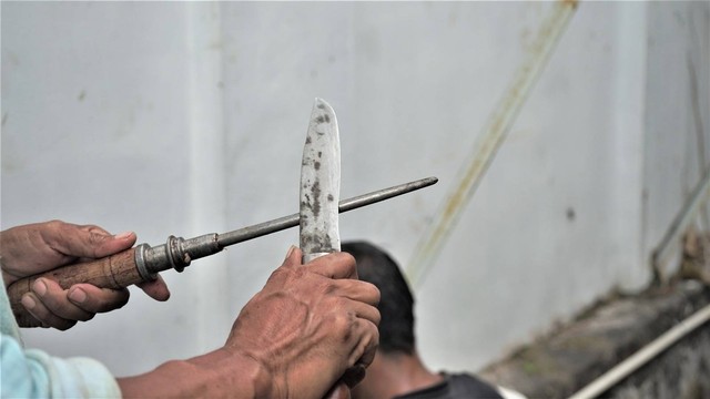 Salah satu pisau yang digunakan para penjagal hewan kurban di Masjid Gedhe Kauman, Yogya. Foto: Arif UT