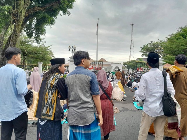 Sejumlah jamaah salat Idul Adha di Gedung Agung Yogyakarta yang datang terlambat dan batal salat bersama Presiden Jokowi. Foto: Widi RH Pradana