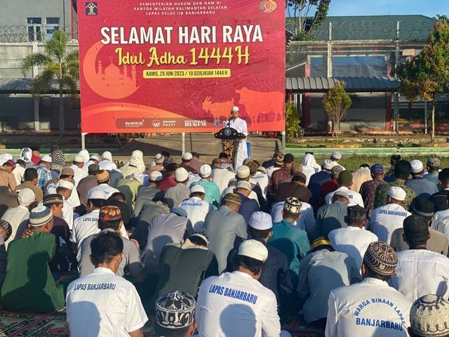 Ribuan Warga Binaan berbaur dengan Pegawai Lapas Banjarbaru melaksanakan Salat Id Adha 1444 H yang berlangsung khidmat, Kamis (29/6/2023).