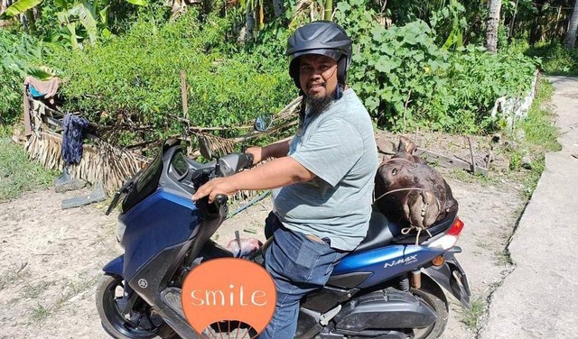 Mohlis membawa kepala sapi kurban. Foto: Dok. Istimewa