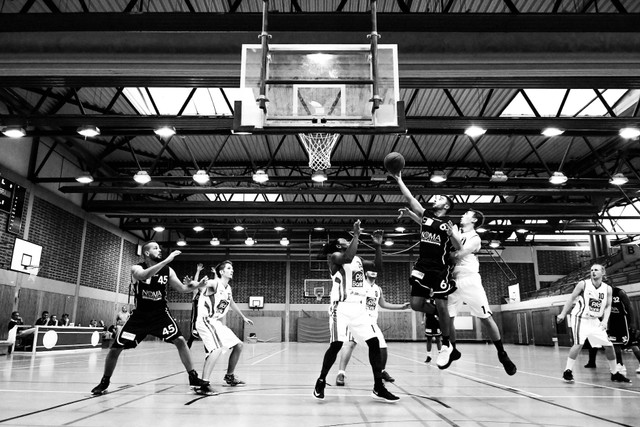 Ilustrasi Satu Tim dalam Permainan Bola Basket Terdiri Atas . (Foto: Max Winkler | Unsplash.com)