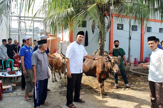 Ade Kusmanto dan warga binaan sebelum proses penyembelihan Hewan Qurban. Foto : Humas Lapas Bengkulu