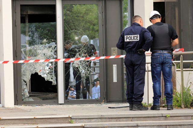 Polisi Prancis mengamankan area di balai kota Mons-en-Baroeul, yang rusak saat bentrokan malam, di Mons-en-Baroeul, dekat Lille, Prancis utara, Kamis (29/6/2023). Foto: Pascal Rossignol/REUTERS