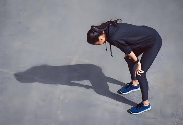 Ilustrasi young sportive girl black sportswear standing. Sumber: Shutterstock
