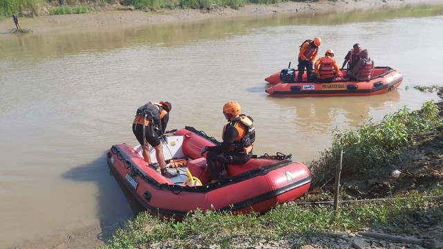 Tim SAR melakukan pencarian pemuda yang hanyut di aliran Sungai Citarum, Kabupaten Bekasi, Jawa Barat, Kamis (29/6/2023). Foto: Dok. Istimewa