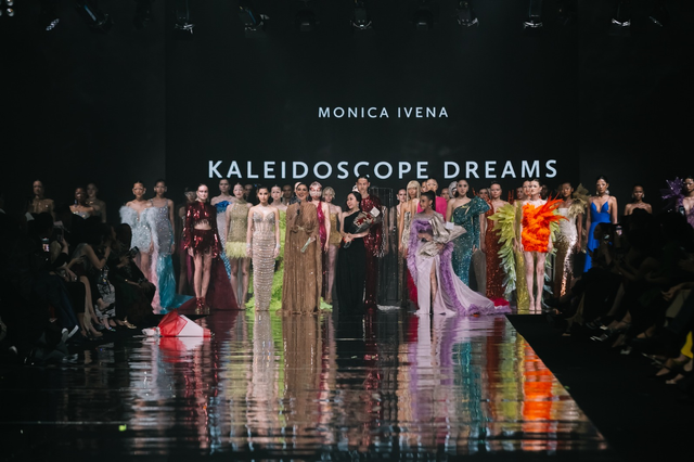 Monica Ivena Pamerkan Koleksi Terbaru di Fashion Show Kaleidoscope Dreams. Foto: Suryanesia