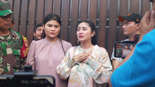 Dewi Perssik usai mediasi dengan ketua RT di wilayah rumahnya, Kamis (29/6/2023). Foto: Dok. Istimewa