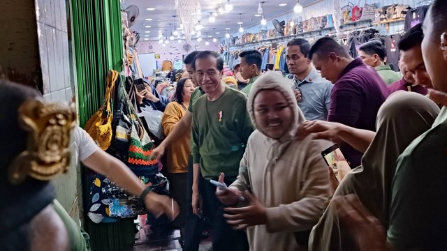 Presiden Jokowi jalan-jalan di Kawasan Malioboro, DI Yogyakarta, Kamis (29/6/2023) malam. Foto: Arfiansyah Panji Purnandaru/kumparan