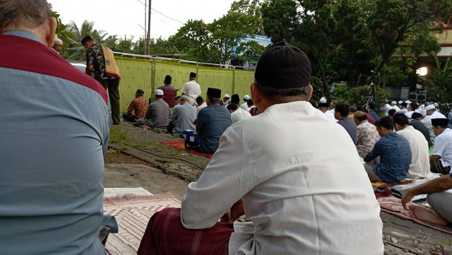Suasana Salat Idul Adha di Limus Pratama, Cileungsi, Kab. Bogor. Sejenak sebelum proses berkurban di tiap-tiap RT/RW. (Foto: dokumen pribadi)