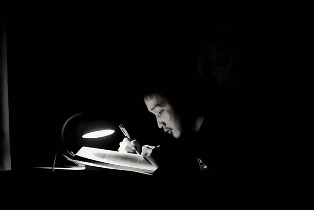 Ilustrasi seorang pria yang sedang giat belajar. Foto: Shutterstock