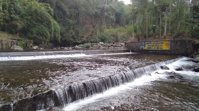 Keindahan wisata sungai bendungan Karangnangka. (foto : ribadi)