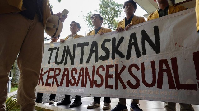 Aksi unjuk rasa mahasiswa Universitas Jenderal Soedirman (Unsoed) mendesak pihak rektorat untuk menyelesaikan kasus kekerasan seksual di Gedung Rektorat Unsoed, Purwokerto, Banyumas, Jawa Tengah, Jumat (16/6/2023).