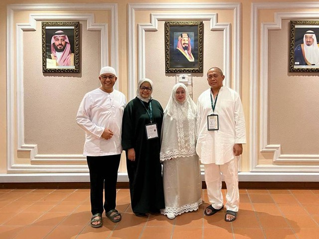 Anies Baswedan (kiri) bersama istri bertemu Puan Maharani (kedua kanan) dan suami di Makkah, Saudi Arabia. Foto: Dok. Istimewa