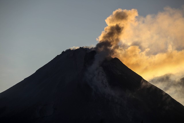 Asap solfatara keluar dari kubah lava Gunung Merapi terlihat dari Srumbung, Magelang, Jawa Tengah, Jumat (30/6/2023). Foto: ANTARA FOTO/Hendra Nurdiyansyah