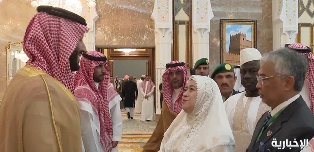 Puan Maharani berbincang singkat dengan Pangeran MBS di resepsi di Istana Mina, Makkah, Kamis (29/6/2023). Foto: AlekhbariyaTV