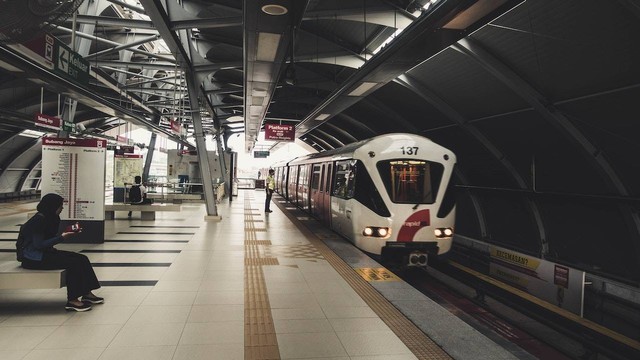 Jarak Stasiun Rajawali ke Jiexpo / Foto hanya ilustrasi bukan tempat sebenarnya, https://www.pexels.com/photo/indoor-train-station-with-few-people-waiting-for-the-train-880929/