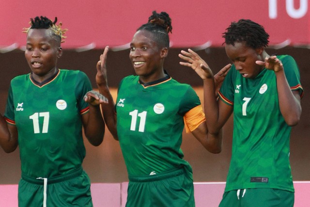 Pemain depan Zambia Barbra Banda (tengah) merayakan golnya dengan rekan satu timnya selama pertandingan sepak bola putaran pertama grup F wanita Olimpiade Tokyo 2020 antara China dan Zambia di Stadion Miyagi di Miyagi pada 24 Juli 2021. Foto: Chibahara / AFP