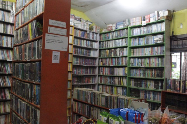 Pemandangan Rak Buku Pitimoss Fun Library, di Jalan Banda No. 12-S, Bandung. (Foto: David Kristian Irawan)