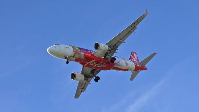 Pesawat Air Asia bersiap mendarat di Balikpapan, Kalimantan Timur pada 18 Agustus 2022. Foto: Adek Berry/AFP