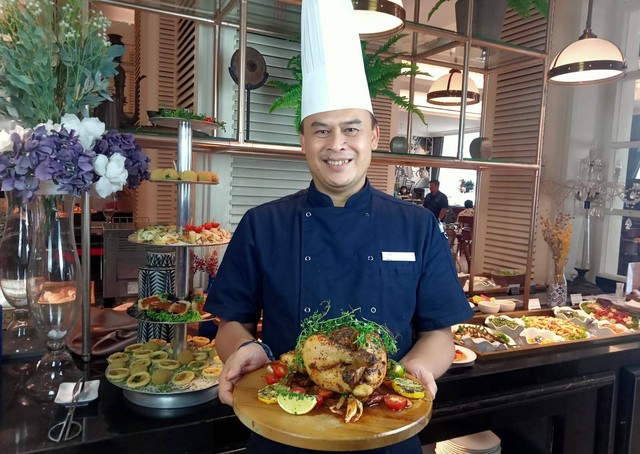 Satyo Ardianto, Executive Chef Java Paragon Hotel & Residence menunjukkan salah satu menu Mediterania, Roasted Chicken. Foto-foto: Masruroh/Basra