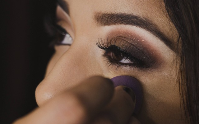 Ilustrasi Gambar Cara Melepas Eyelash dengan Air Hangat, Foto: Pexels/Laura Garcia