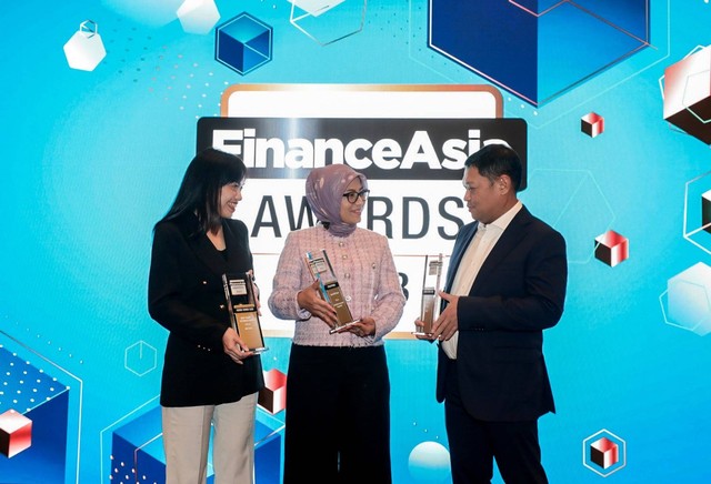 Pejabat Eksekutif Treasury & Internasional Banking Bank Mandiri Eka Fitria (tengah), SVP ESG Group Bank Mandiri Citra Amelya (kiri) dan Corporate Secretary Bank Mandiri Rudi As Aturridha (kanan) di sela ajang penganugerahan FinanceAsia Awards 2023. Foto: Dok. Mandiri