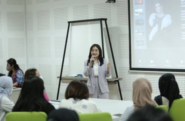 Aktris Prilly Latuconsina dalam Program Praktisi Mengajar. Sumber Foto: Fisipol UGM