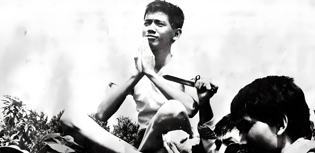 Soe Hok Gie ketika di puncak Gunung Pangrango tahun 1967. Foto: dok. di dalam buku Catatan Seorang Demonstran