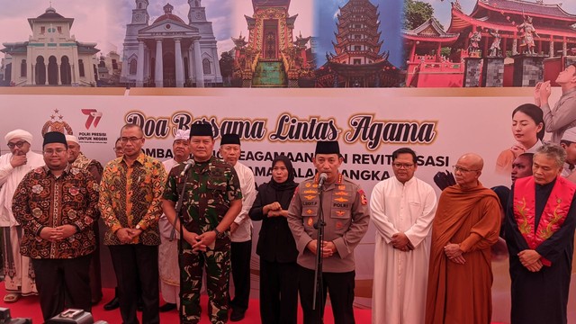 Kapolri Jenderal Listyo Sigit Prabowo bersama Panglima TNI Laksamana Yudo Margono menggelar acara Doa Lintas Agama di Lapangan Bhayangkara Mabes Polri, Jakarta, Jumat (30/6/2023). Foto: Jonathan Devin/kumparan