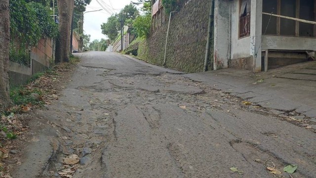 Kondisi Jalan Dago Giri di Bandung Barat yang rusak. Foto: Rachmadi Rasyad/kumparan