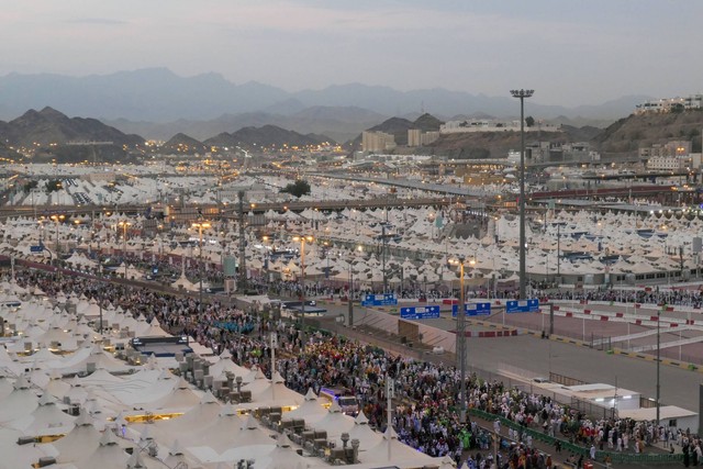 Jemaah haji berjalan untuk melempar jumrah hari ketiga menuju Jamarat di Mina, Arab Saudi, Jumat (30/6/2023). Foto: Wahyu Putro A/ANTARA FOTO