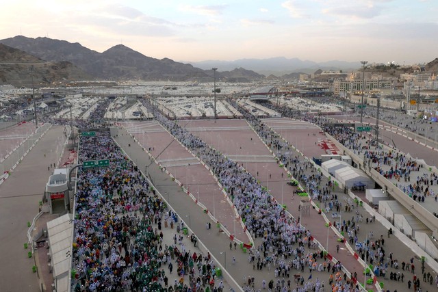 Jemaah haji berjalan untuk melempar jumrah hari ketiga menuju Jamarat di Mina, Arab Saudi, Jumat (30/6/2023). Foto: Wahyu Putro A/ANTARA FOTO