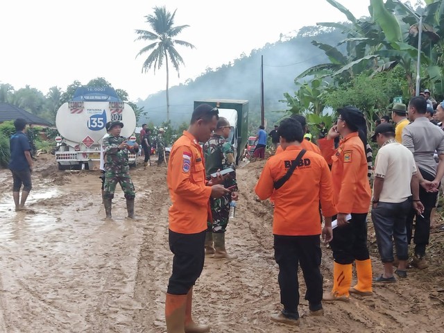 Petugas BPBD Tanggamus dan pihak terkait saat berada di lokasi terdampak banjir. | Foto : Dok. Ist