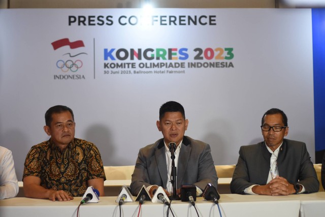 Ketua Umum Komite Olimpiade Indonesia (KOI/NOC Indonesia) terpilih Raja Sapta Oktohari (tengah) memberikan keterangan pers terkait hasil Kongres Komite Olimpiade Indonesia 2023 di Jakarta, Jumat (30/6/2023).  Foto: Indrianto Eko Suwarso/ANTARA FOTO