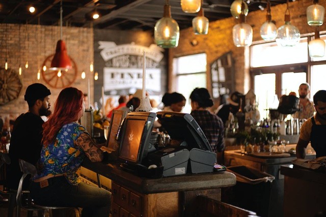 Ilustrasi Rekomendasi Restoran Keluarga di Malang, Sumber : Pexels/On  Shot