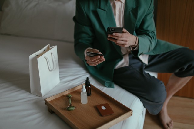 3 Cara Transfer Antar OVO untuk Pengguna Baru. Foto: Pexels/Cup Of Couple.