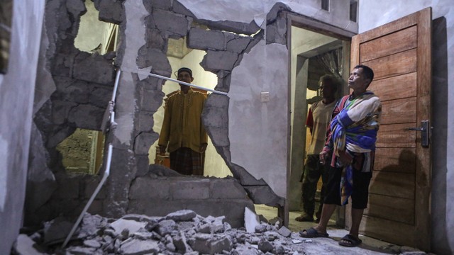 Warga menunjukkan rumah yang hancur pascagempa di Pacarejo, Gunungkidul, DI Yogyakarta, Sabtu (1/7/2023). Foto: ANTARA FOTO/Hendra Nurdiyansyah