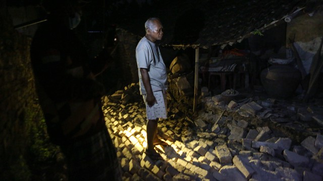 Warga menunjukkan rumah yang roboh di Buruhan, Tirtosari, Kretek, Bantul, DI Yogyakarta, Jumat (30/6/2023). Foto: ANTARA FOTO/Hendra Nurdiyansyah