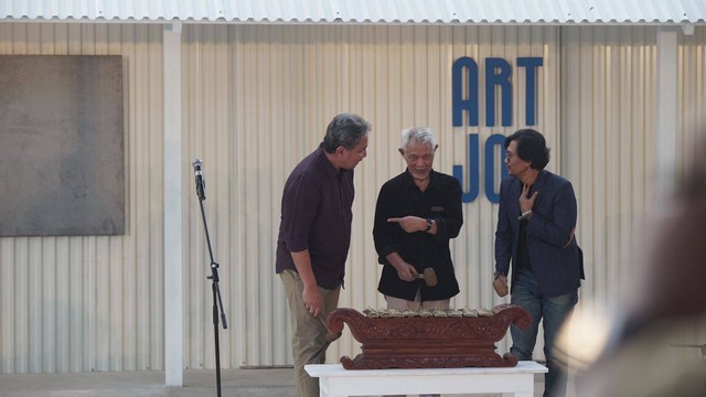 Dari kiri, Dirjen Kebudayaan Kemendikbu Distek Hilmar Farid; seniman Goenawan Mohamad; dan CEO Artjog, Heri Pemad, saat membuka Artjog 2023. Foto: Arif UT