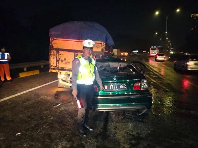 Polantas di lokasi kejadian kecelakaan Mobil BMW tabrak belakang truk di Tol Dalam Kota, Jakarta, Sabtu (1/7). Foto: Dok. Istimewa